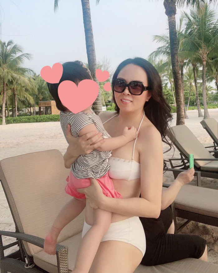 Đáng chú ý, trong số những hình ảnh được chia sẻ có khoảnh khắc Phượng Chanel bế 1 em bé được cho là con gái chung của cô với Quách Ngọc Ngoan. Nữ doanh nhân vẫn quyết không lộ mặt của bé.