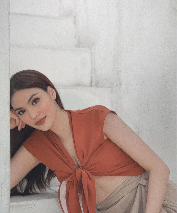 Lan Khuê xinh đẹp trong hình ảnh mới nhất khi người đẹp 'chưng diện' kiểu áo thắt nơ vintage ngang ngực. Body bà mẹ một con không một chút mỡ thừa