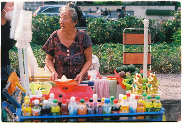 Ngồi xuống kể chuyện tuổi thơ: Xe bông gòn, tiệm tạp hóa và những hồi ức êm đềm Ảnh 9