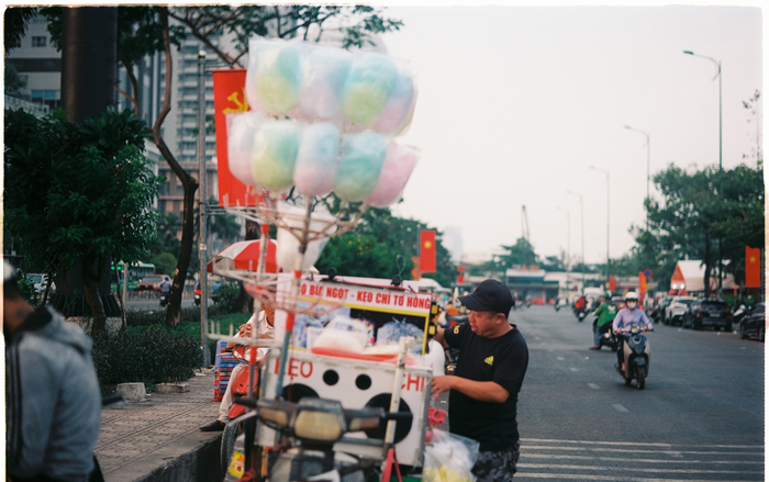 Ngồi xuống kể chuyện tuổi thơ: Xe bông gòn, tiệm tạp hóa và những hồi ức êm đềm Ảnh 2