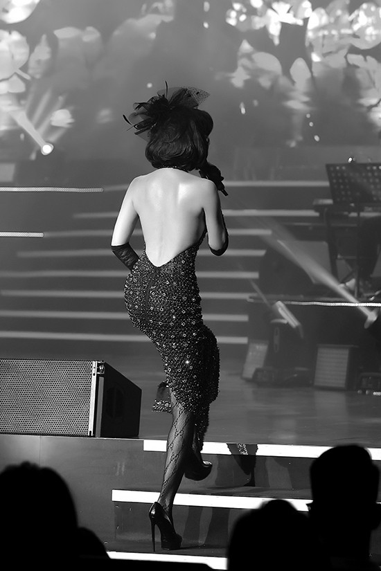 Tấm lưng trần nõn nà được khoe ra hết cỡ tronh chiếc váy xẻ sâu.