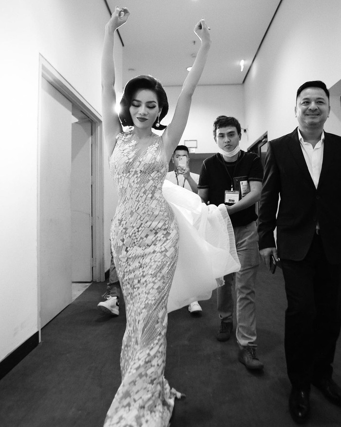 Lệ Quyên thay liên tục 6 bộ váy trong một buổi tối, khoe lưng trần, thềm ngực quyến rũ Ảnh 13