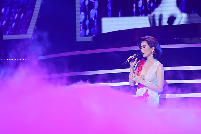 Phần cổ xẻ sâu, khoe khéo thềm ngực căng đầy. 