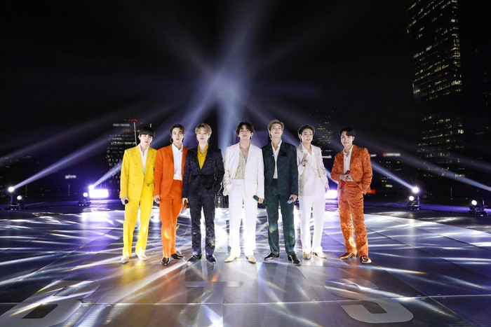 trở thành nghệ sĩ Kpop có bài hát trụ lâu nhất Billboard Hot 100.