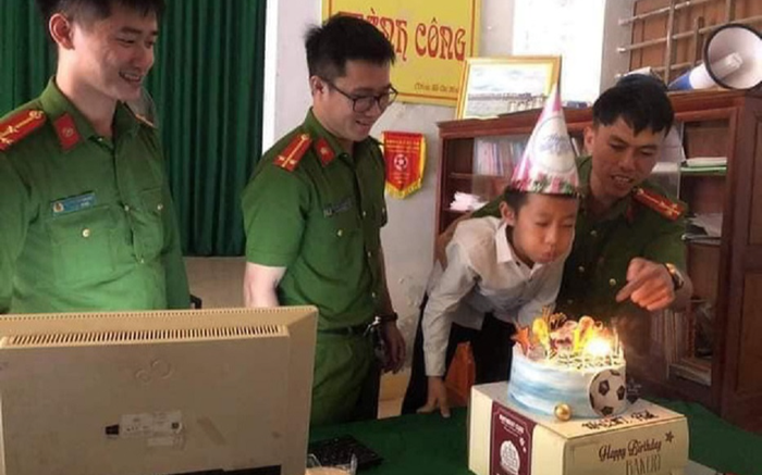 Đi làm căn cước công dân đúng 0h ngày sinh nhật, cậu bé được lực lượng công ăn tặng món quà đặc biệt Ảnh 2