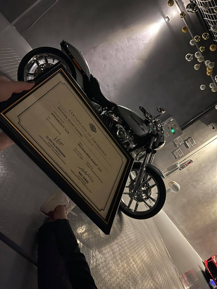 Trên trang cá nhân, đại gia phố núi không giấu được niềm hạnh phúc vì đã kết nạp được thêm một 'siêu xe' cho bộ sưu tập của mình.