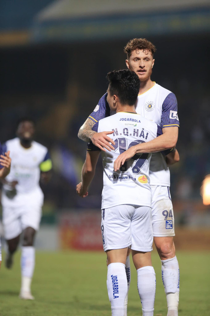 Hà Nội FC có chiến thắng tưng bừng 4-0 trước Than Quảng Ninh tối 11/4.