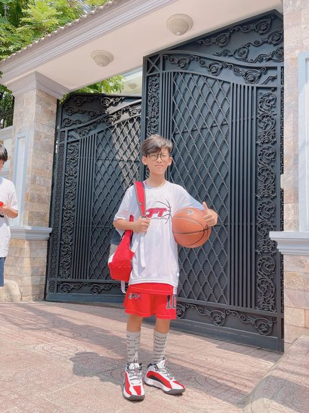 Dù chỉ mới 10 tuổi nhưng con trai của Lệ Quyên và Đức Huy đã sở hữu vóc dáng vô cùng phổng phao, đặc biệt là ngoại hình điển trai.