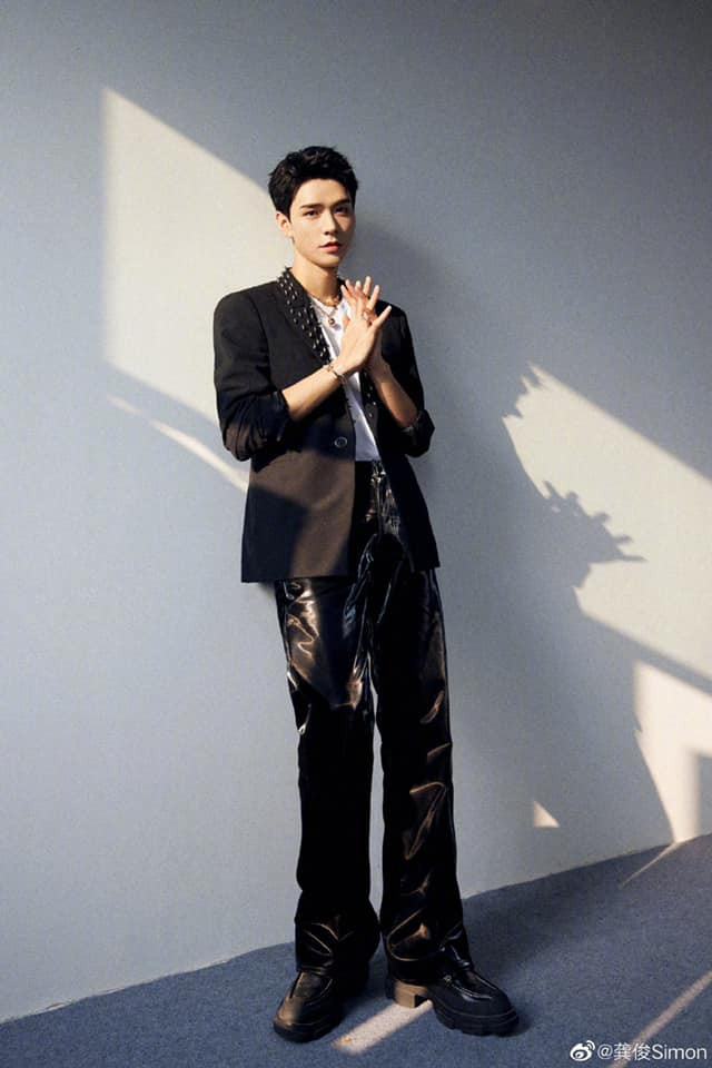 Cung Tuấn trên tạp chí: Mặc áo đính đầy kim loại 'bóng bẩy' thời thượng Ảnh 8