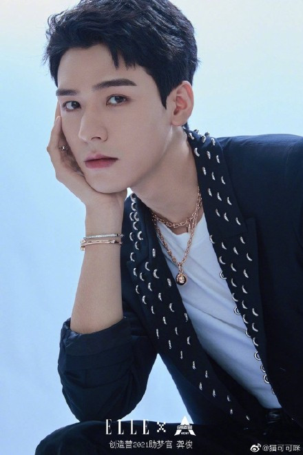 Cung Tuấn trên tạp chí: Mặc áo đính đầy kim loại 'bóng bẩy' thời thượng Ảnh 4