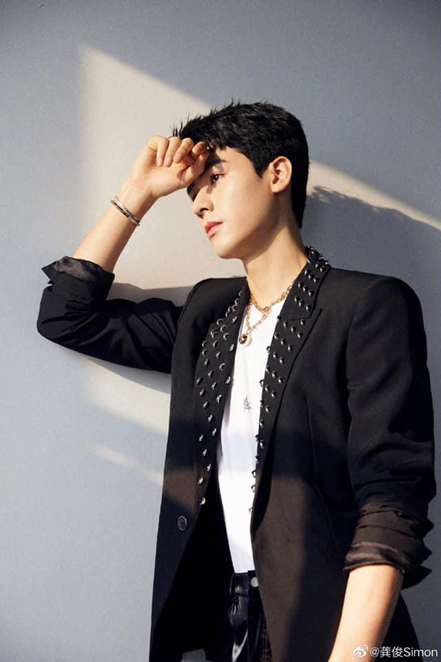 Cung Tuấn trên tạp chí: Mặc áo đính đầy kim loại 'bóng bẩy' thời thượng Ảnh 7