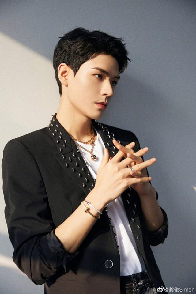 Cung Tuấn trên tạp chí: Mặc áo đính đầy kim loại 'bóng bẩy' thời thượng Ảnh 3