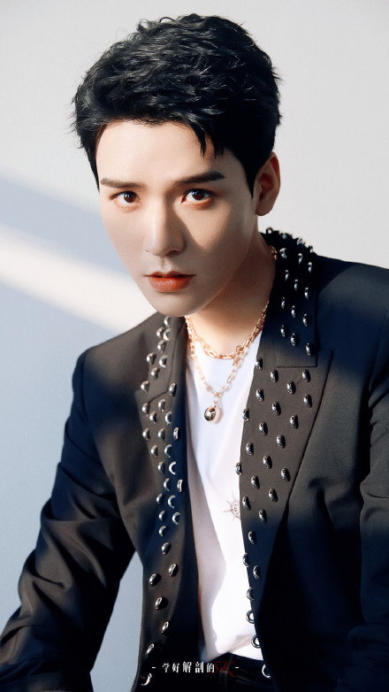 Cung Tuấn trên tạp chí: Mặc áo đính đầy kim loại 'bóng bẩy' thời thượng Ảnh 5