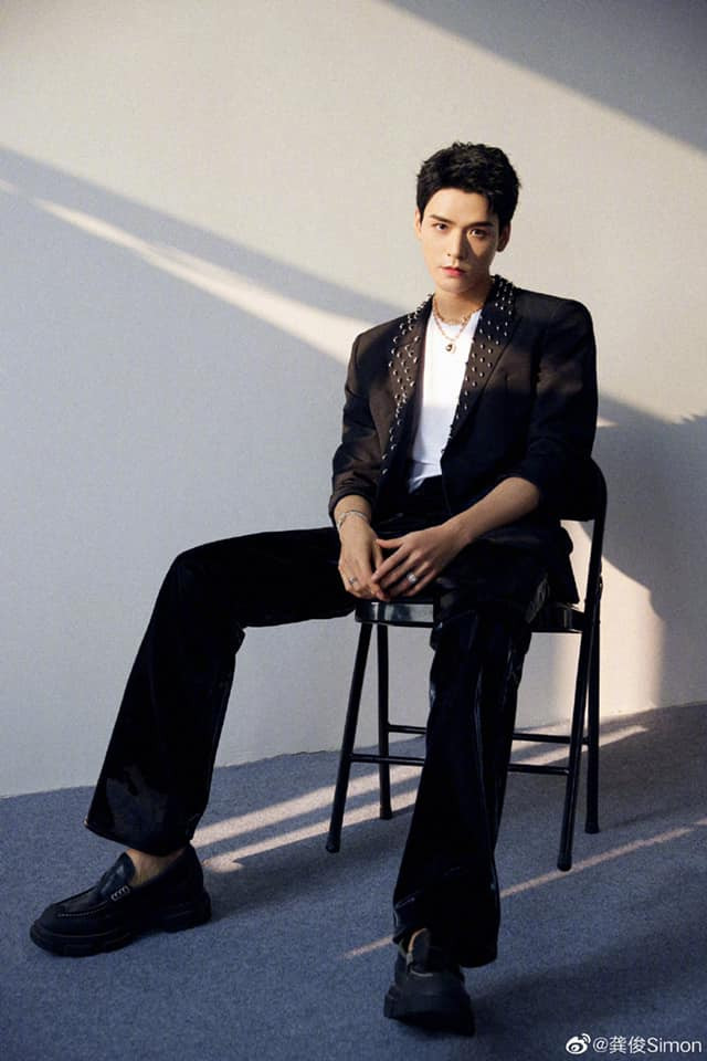 Cung Tuấn trên tạp chí: Mặc áo đính đầy kim loại 'bóng bẩy' thời thượng Ảnh 6