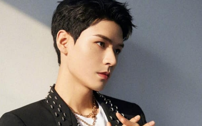 Cung Tuấn trên tạp chí: Mặc áo đính đầy kim loại 'bóng bẩy' thời thượng Ảnh 2