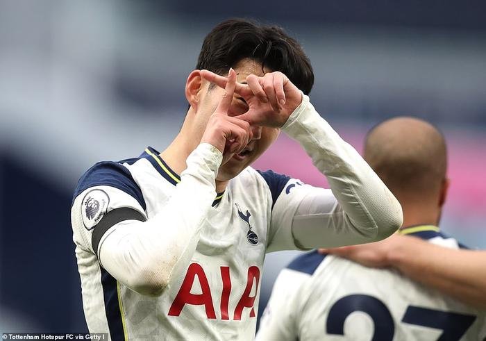 MU ngược dòng hạ Tottenham, kiên trì bám đuổi Man City Ảnh 1