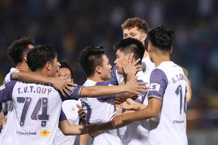 Quang Hải ghi bàn và kiến tạo giúp Hà Nội FC đè bẹp Than Quảng Ninh.
