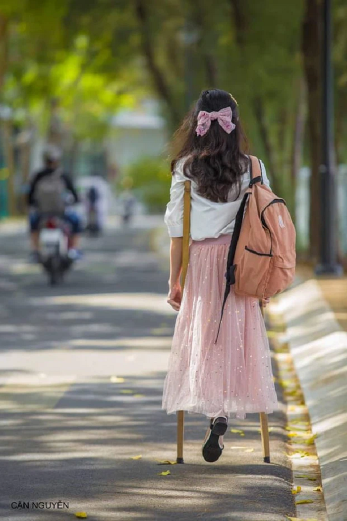 Hình ảnh nữ sinh ngày ngày lên giảng đường với đôi nạng gỗ khiến nhiều người 'cay khóe mắt'. Ảnh: Cận Nguyễn