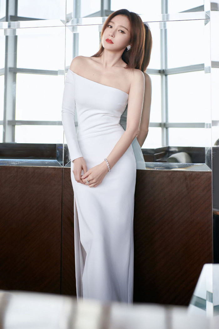 Nữ diễn viên Diên Hi Công Lược chọn cho mình bộ váy trắng lệch vai ôm sát body không lộ chút khuyết điểm nào 