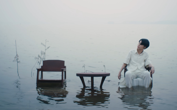 Vũ Cát Tường gây tò mò với hình ảnh ngồi giữa biển khơi: Chuyện gì đã xảy ra? Ảnh 2