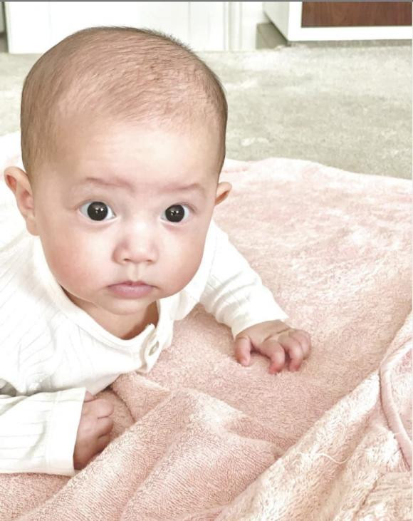 Còn Lisa giống hệt bà nội