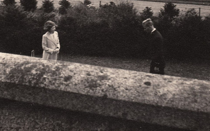 Bức ảnh lần đầu gặp gỡ giữa Nữ hoàng Elizabeth và Hoàng thân Philip: Tình đầu cũng là tình cuối của nhau Ảnh 2