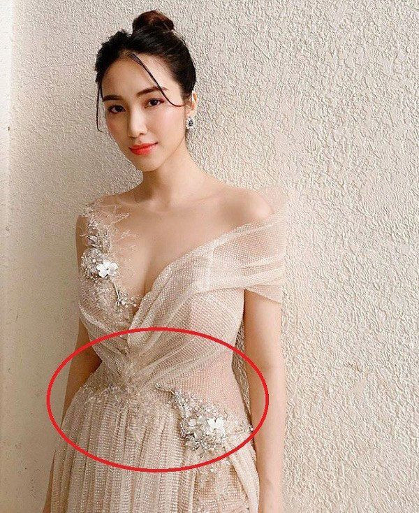 Hòa Minzy từng khiến khán giả nghi ngờ khi tham dự sự kiện trong những bộ cánh để lộ vòng 2 lùm lùm.