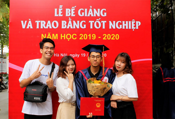 Hường chụp ảnh kỷ niệm cùng bạn bè trong ngày nhận tấm bằng cử nhân loại giỏi