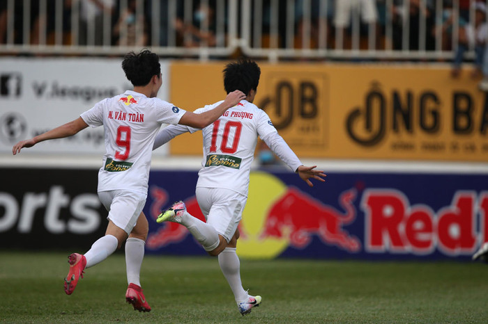 Công Phượng và Văn Toàn rực sáng giúp HAGL hạ Nam Định. Ảnh: VPF