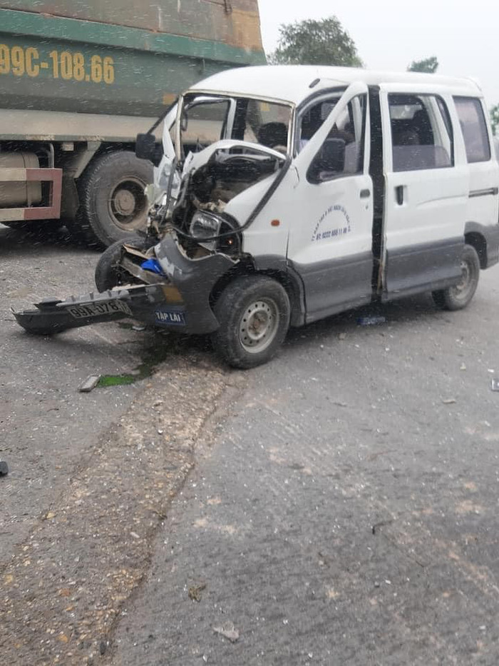 Chiếc xe tập lái hư hỏng nặng phần đầu. Ảnh: Đỗ Cường