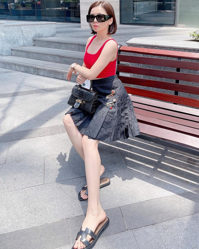 Một lần khác, người để sử dụng chiếc túi đen dáng hộp mini để điểm tô cho set đồ gồm chân váy xoè và áo ôm.