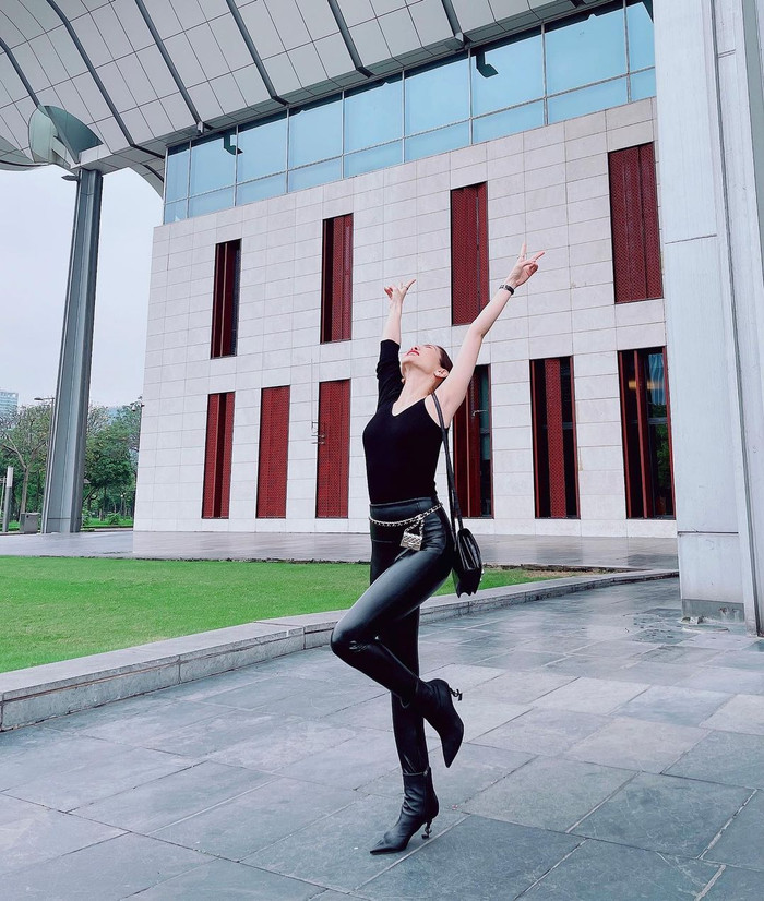 Lệ Quyên sử dụng túi xách đeo bên hông tiện lợi, vừa đủ để đựng các món đồ cần thiết.  