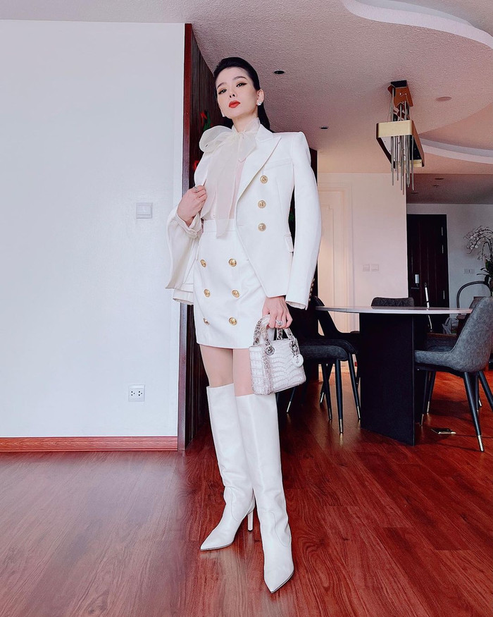 Lần khác, khi thả dáng trong cả cây trắng phom dáng suit cứng cáp, Lệ Quyên tiếp tục tạo sự chú ý bằng chiếc túi Lady Dior kinh điển, cùng tông màu. 