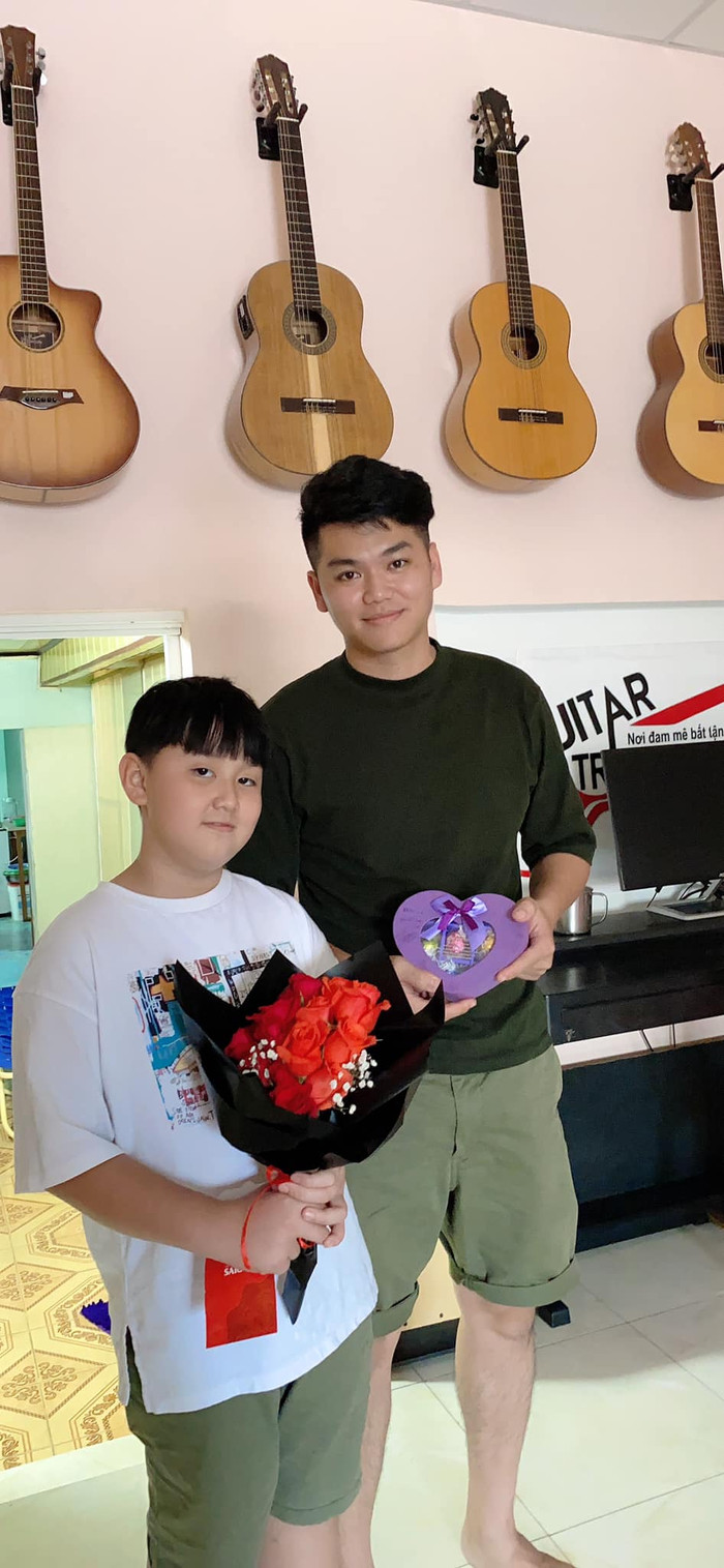 Trung Kiên và con trai riêng của Lê Phương rất tình cảm và thân thân thiết với nhau chẳng khác gì máu mủ, ruột thịt.