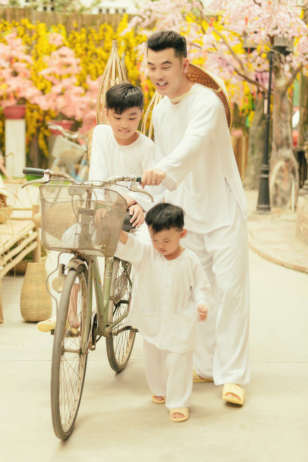 Ưng Hoàng Phúc từng chia sẻ rằng anh không bao giờ quan tâm chuyện 'con em, con chúng ta' mà chỉ tập trung dành tất cả tình yêu cho gia đình nhỏ của mình.