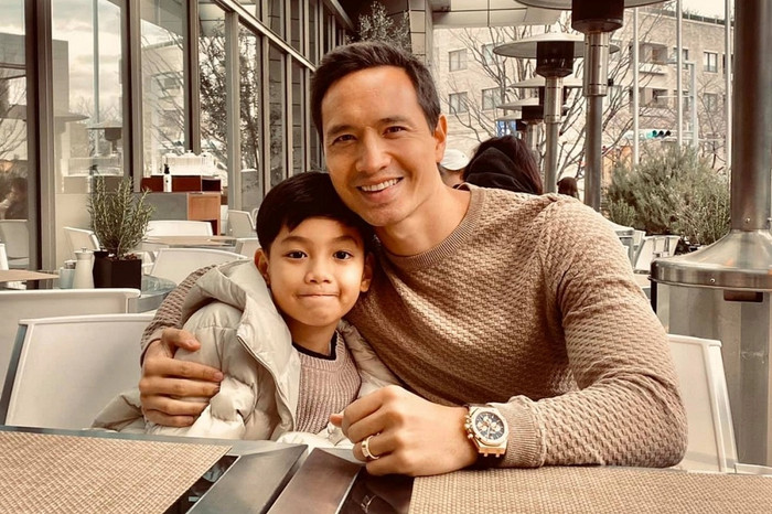 Không chỉ dẫn bé đi chơi, Kim Lý còn dành thời gian sinh hoạt, học cùng Subeo chứng minh mối quan hệ thân thiết với bé.