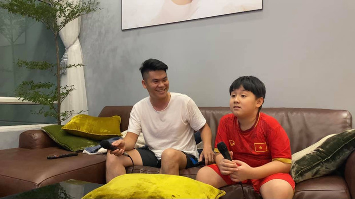 Không phụ công Trung Kiên hết lòng chăm sóc, bé Cà Pháo cũng rất quấn quýt và yêu thương bố dượng.