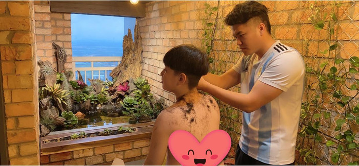 Nam ca sĩ luôn cho thấy mình là một người bố tuyệt vời khi anh luôn dành sự yêu thương đối với con riêng của vợ.