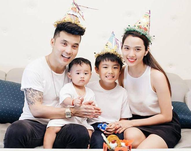 Bên cạnh việc chăm sóc con trai riêng của Kim Cương, anh cũng kiêm luôn vai trò thầy giáo kèm bé học mỗi ngày đồng thời dành thời gian tâm sự, chơi đùa cùng con.