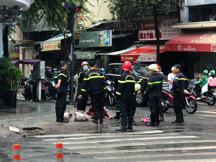 Đội Cảnh sát PCCC&CNCH&nbsp;có mặt tại hiện trường. Ảnh: Công an TP.HCM