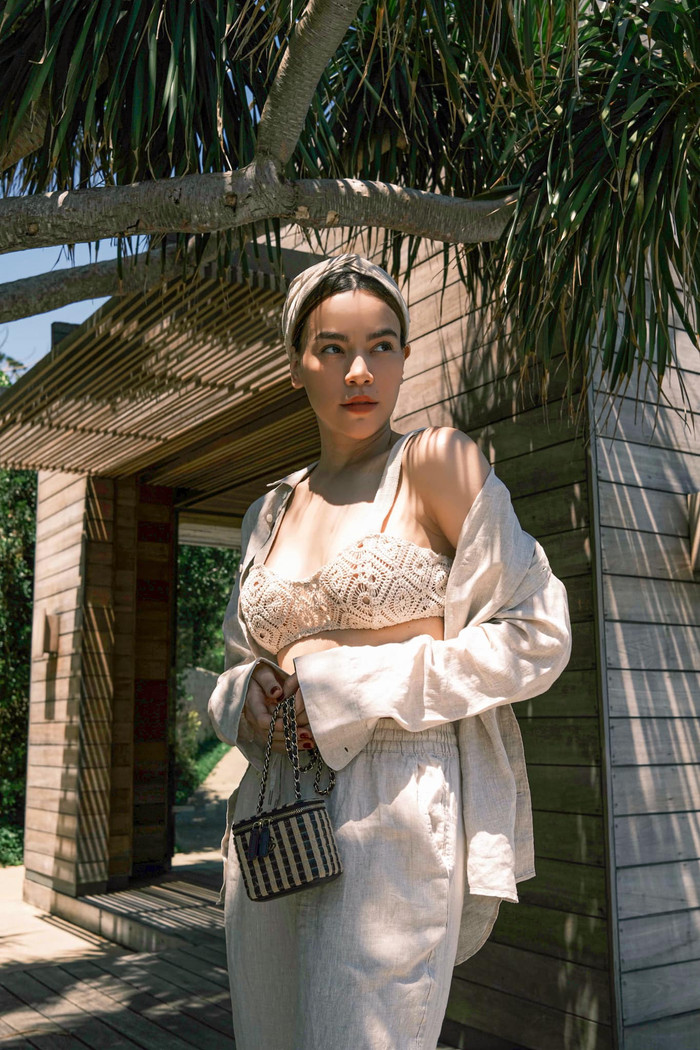 Nữ ca sĩ còn chọn khăn turban quấn quanh tóc 'đồng chất, đồng màu' với trang phục