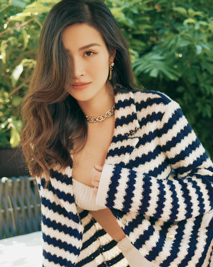 Tô điểm cho set đồ là loạt trang sức yêu kiều, óng ánh làm bật lên nhan sắc xinh đẹp của Đông Nhi 