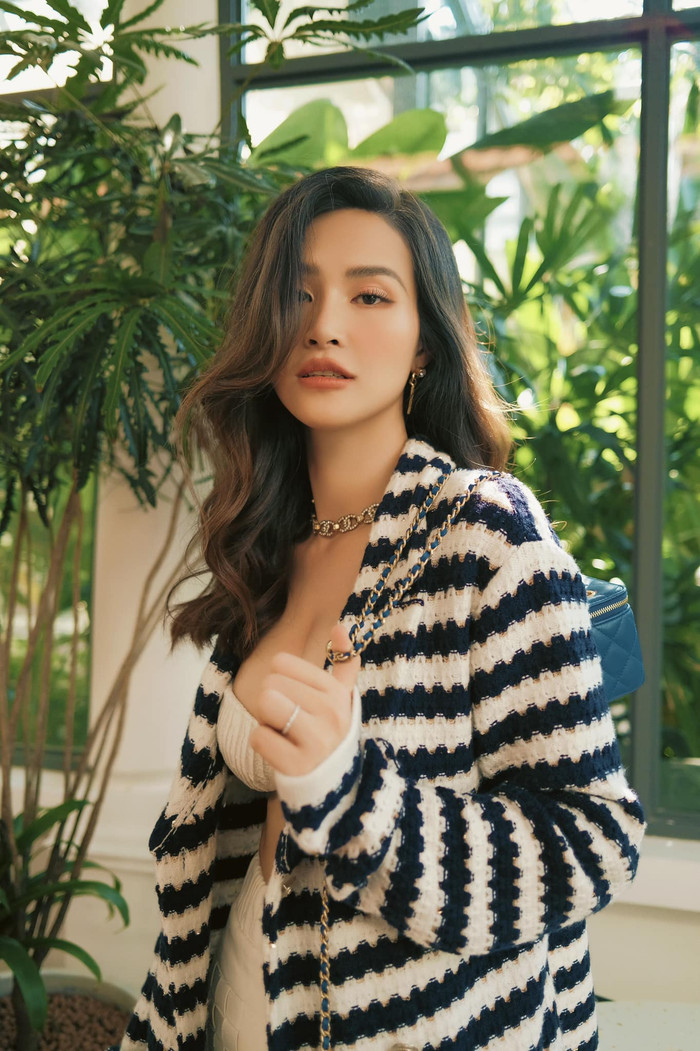 Mẹ của bé Winnie gợi cảm trong set đồ này, khoe trọn vòng 1 căng đầy trước ống kính bằng cách mix đồ 'điêu luyện'  kết hợp phụ kiện túi hiệu mini hình hộp 