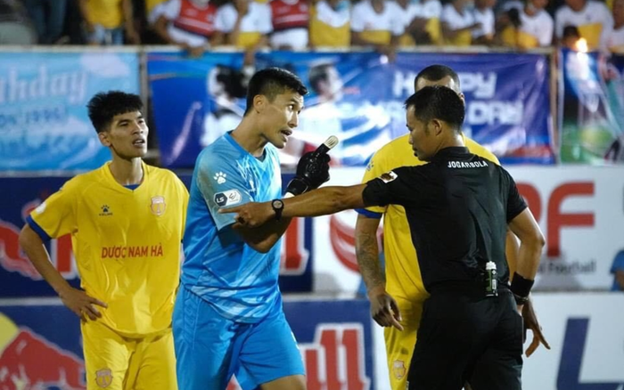 HLV Nguyễn Văn Sỹ: 'Trọng tài thì mọi người, khán giả cũng đã thấy rồi' Ảnh 2