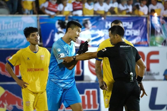 HLV Nguyễn Văn Sỹ: 'Trọng tài thì mọi người, khán giả cũng đã thấy rồi' Ảnh 1