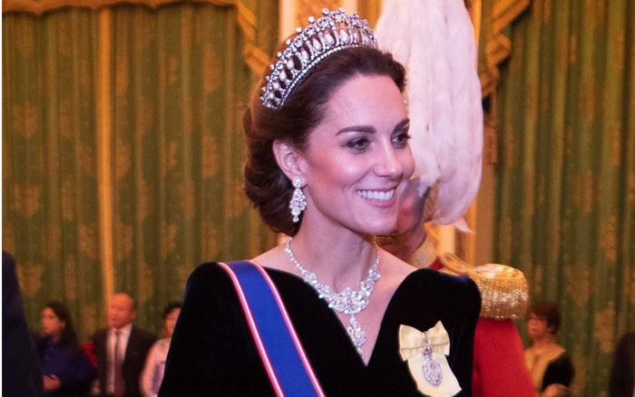 Bí ẩn tủ đồ Hoàng gia: Thông điệp ẩn giấu trong phụ kiện của phụ nữ Hoàng gia Ảnh 2