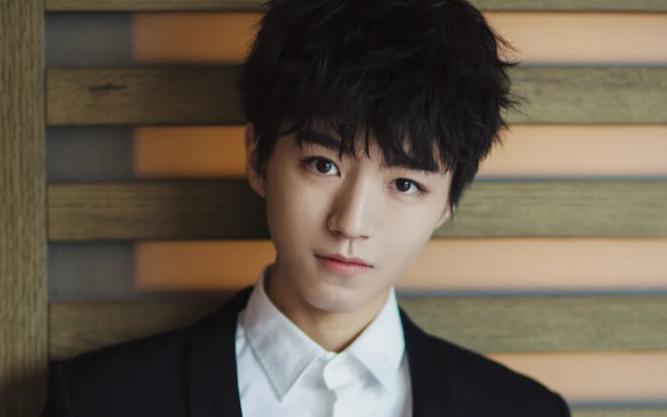 Vương Tuấn Khải bị nghi ngờ đang yêu đương vì luôn 'dán mắt' vào điện thoại, miệng thì cười mỉm Ảnh 2