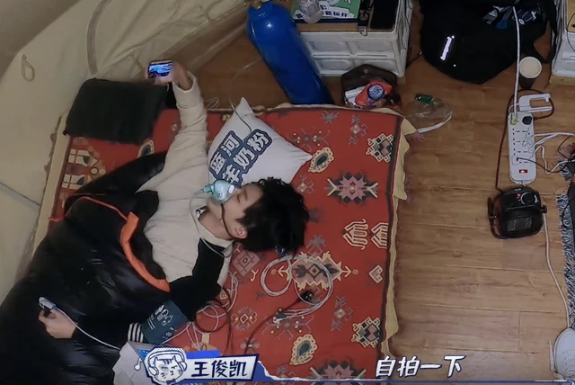 Vương Tuấn Khải bị nghi ngờ đang yêu đương vì luôn 'dán mắt' vào điện thoại, miệng thì cười mỉm Ảnh 11