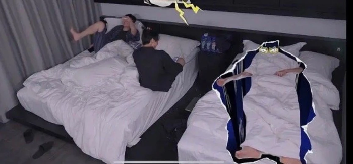 Trong khi những nam nghệ sỹ khác cười đùa với nhau thì Vương Tuấn Khải vẫn dính điện thoại không rời.