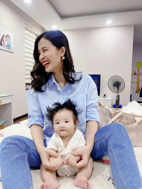 Đông Nhi tự hào con gái Winnie cực 'hổ báo': 'Ăn hiếp mẹ Ngọc, con khóc lên dữ lắm đó' Ảnh 4